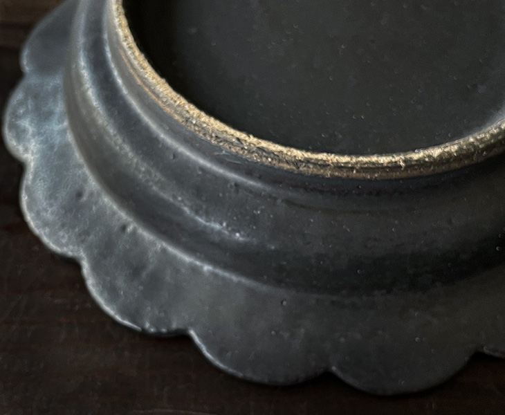 「青柳憲儀 黒釉 輪花リム皿 5寸」スライダー画像